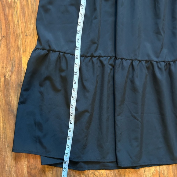 Women’s Black Tiered Short Sleeved Dress Fits - Picture 4 of 8